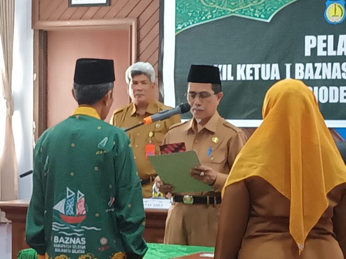 FOTO: Wakil Bupati Kepulauan Selayar, H. Saiful Arif, SH, melantik dan mengambil sumpah H. Muh. Nasir, S.Ag, sebagai Wakil Ketua 1 Badan Amil Zakat Nasional (Baznas) Kabupaten Kepulauan Selayar Sulawesi Selatan periode 2023 - 2028, Senin, (26/6) siang di Ruang Rapim Kantor Bupati. 