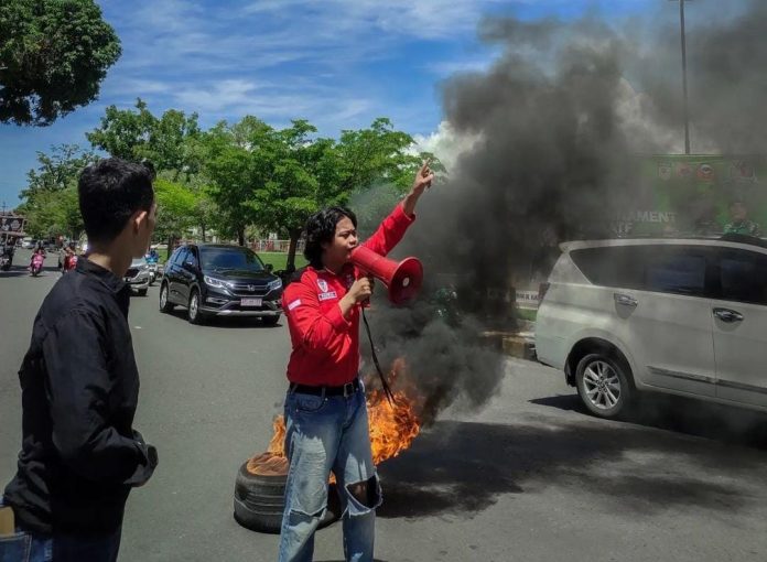 FOTO: Fachrul Mahasiswa Sema Fisip Munanda Palopo saat melakukan orasi pada kesempatan lainnya.