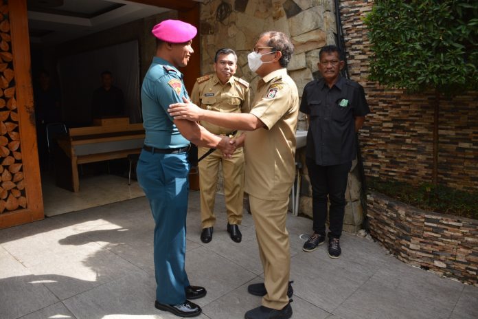 FOTO: Komandan Yonmarhanlan (Danyonmarhanlan) Vl Mayor Marinir Yusman Efendi, M.Tr.Opsla mendampingi Komandan Lantamal VI Brigjen TNI (Mar) Amir Kasman, S.E., M.M. melaksanakan Audiensi kepada Walikota Makassar Ir. H. Mohammad Ramdhan Pomanto di kediaman Walikota Makassar, JL. Amirullah No.18 Kota Makassar, Selasa (27/06/2023).