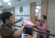 JPU Limpahkan Perkara Terdakwa JM dan HB Kasus Penetapan Harga Jual Pasir Laut di Takalar FOTO: Jaksa Penuntut Umum saat mendaftarkan perkara penyimpangan penetapan harga jual pasir laut pada Badan Pengelola Keuangan Daerah (BPKD) kabupaten Takalar Tahun 2020 di Pengadilan Tipikor (PN) Makassar.