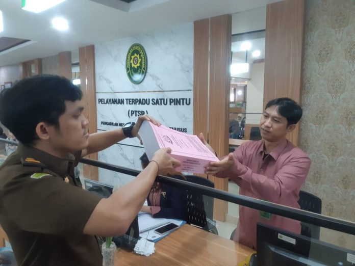 FOTO: Jaksa Penuntut Umum saat mendaftarkan perkara penyimpangan penetapan harga jual pasir laut pada Badan Pengelola Keuangan Daerah (BPKD) kabupaten Takalar Tahun 2020 di Pengadilan Tipikor (PN) Makassar.