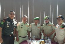 Pangdivif 3 Kostrad Gelar Silahturahmi, PPM Minta Ikut Dilibatkan Latihan Dasar Militer FOTO: Kiri Panglima Divisi Infanteri (Pangdivif) 3 Mayor Jendral TNI Choirul Anam, dan Rasyid Coa, Ketua PPM Gowa bersama pengurus. Rabu (28/6/2023)