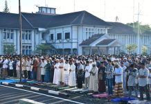 Dengan Semangat Berqurban, Prajurit Yonmarhanlan VI Peringati Hari Raya Idul Adha FOTO: Komandan Yonmarhanlan VI dan prajurit petarung Yonmarhanlan VI melaksanakan Sholat Sunat Idul Adha di lapangan Arafuru Mako Lantamal VI, JL. Yos Soedarso No.308, Kota Makassar. Kamis (29/06/2023).