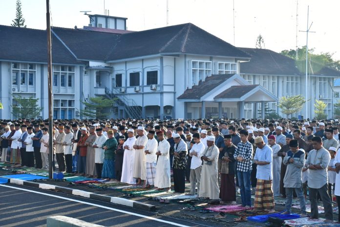 FOTO: Komandan Yonmarhanlan VI dan prajurit petarung Yonmarhanlan VI melaksanakan Sholat Sunat Idul Adha di lapangan Arafuru Mako Lantamal VI, JL. Yos Soedarso No.308, Kota Makassar. Kamis (29/06/2023).