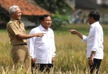 Media Asing Yakini, Presiden Jokowi Lebih Memilih Prabowo, Ketimbang Ganjar FOTO: Kiri Gubernur Jawa Tengah Ganjar Pranowo, Menhan Prabowo Subianto, dan Presiden Jokowi.