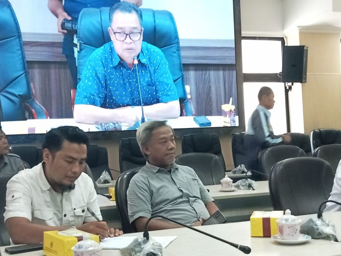 FOTO: Ketua Komisi C Sangkala Sadiko, Fraksi PAN, saat memimpin rapat dengan pendapat warga Tamalanrea di ruang badan anggaran DPRD Kota Makassar. Rabu (26/7/2023).