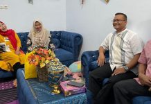 Anjangsana Rutin, Mempererat Silaturahmi Dan Rasa Kekeluargaan Yonmarhanlan VI Makassar FOTO: Kapten Marinir Lasmono (Pasminlog Yonmarhanlan VI) bersama Istri melaksanakan kunjungan silaturahmi ke kediaman Serma Marinir Amrosid (Ur. BMN Sminlog) di Perum Yuhana Residence Jl. Topaz No.18 Mandai, Kabupaten Maros. Sabtu (01/07/2023).