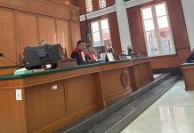 Sidang Nota Pembelaan Terdakwa Kasus Korupsi PDAM Makassar Ditunda, JPU sebut Haris dan Abdi Rugikan Negara Rp 12.4 milyar FOTO: Suasana sidang kasus korupsi Penggunaan Dana PDAM Kota Makassar untuk Pembayaran Tamtiem dan Bonus/Jasa Produksi Tahun 2017 - 2019 di Pengadilan Tipikor Makassar. Senin (3/7/2023)