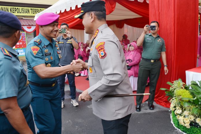 FOTO: Komandan Yonmarhanlan (Danyonmarhanlan) VI Mayor Marinir Yusman Efendi, M.Tr.Opsla bersama Perwira Yonmarhanlan VI melaksanakan kunjungan dan memberikan ucapan selamat Hari Ulang Tahun Bhayangkara kepada Kapolrestabes Makassar dan jajarannya, JL. Ahmad Yani No.09 Kota Makassar, Senin (03/07/2023)