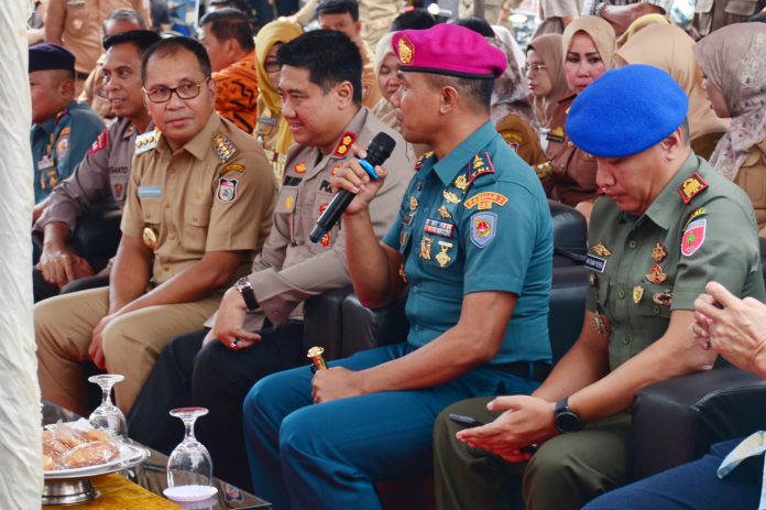 FOTO: Komandan Batalyon Marinir Pertahanan Pangkalan (Yonmarhanlan) VI Makassar Mayor Marinir Yusman Efendi, M.Tr. Opsla mendampingi Walikota Makassar Ir. H. Mohammad Ramdhan Pomanto dalam rangka Launching Posko Kontainer Terpadu (konter) Makassar di Kelurahan Masale, Kecamatan Panakkukang Kota Makassar, Senin (03/07/2023).