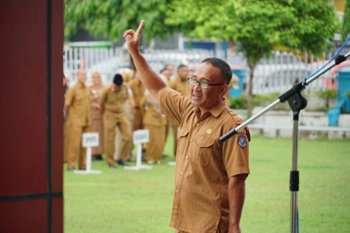 FOTO: Amir, salah seorang Aparatur Sipil Negara (ASN) yang bertugas di Dinas Perikanan dipuji oleh Wakil Bupati Andi Edy Manaf.