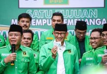 Mardiono Ngaku Tidak Cemas Kursi Ketum PPP Diambil Sandiaga Uno FOTO: Sandiaga Salahuddin Uno saat menerima Kartu Tanda Anggota sebagai kader PPP (Sumber: Facebook Sandi Uno)