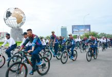 Jaga Kesehatan, Marinir Makassar Laksanakan Gowes Keliling Kota Daeng FOTO: Komandan Lantamal VI Brigjen TNI (Mar) Amir Kasman S.E.,M.M. sepeda santai dalam rangka memeriahkan peringatan Hari Ulang Tahun Lantamal VI yang ke 73 tahun 2023, yang diikuti PJU Lantamal VI, para Kasatker, Satdik 2 Makassar, Ladogi Yos Soedarso, prajurit Yonmarhanlan VI serta prajurit dan PNS jajaran Lantamal VI.