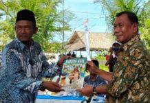 Buletin Batang Kuis Media Menuju Desa Pembangunan FOTO: Kiri Muslim Susanto Kepala Desa Bakaran Batu dan Bupati Deli Serdang Ashari Tambunan