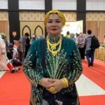 Pulang Haji, Juragan Burger Asal Makassar Berkilau Emas 100 gram FOTO: Salah satu jemaah haji wanita asal Makassar, Suarnati Daeng Kanang (46) yang memakai perhiasan emas seberat 100 gram dengan nilai kisaran Rp120 juta. (CNN Indonesia/ Ilham)