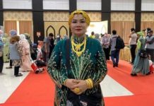 Pulang Haji, Juragan Burger Asal Makassar Berkilau Emas 100 gram FOTO: Salah satu jemaah haji wanita asal Makassar, Suarnati Daeng Kanang (46) yang memakai perhiasan emas seberat 100 gram dengan nilai kisaran Rp120 juta. (CNN Indonesia/ Ilham)