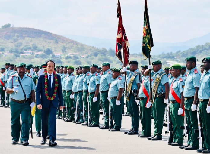 FOTO: Presiden Joko Widodo atau Jokowi tiba di Bandara International Jacksons, Port Moresby, Papua Nugini, Rabu (05/07/2023) sekitar pukul 11.00 waktu setempat.