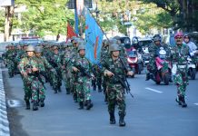 Uji Daya Tahan Fisik Prajurit, Yonmarhanlan VI Laksanakan Hanmars FOTO: Prajurit Batalyon Marinir Pertahanan Pangkalan (Yonmarhanlan) VI Makassar melaksanakan Latihan Perorangan Dasar (LPD) materi Hanmars TW III Tahun 2023 diseputaran Kota Makassar, Sulawesi Selatan. Rabu (05/07/2023).
