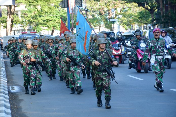 FOTO: Prajurit Batalyon Marinir Pertahanan Pangkalan (Yonmarhanlan) VI Makassar melaksanakan Latihan Perorangan Dasar (LPD) materi Hanmars TW III Tahun 2023 diseputaran Kota Makassar, Sulawesi Selatan. Rabu (05/07/2023).