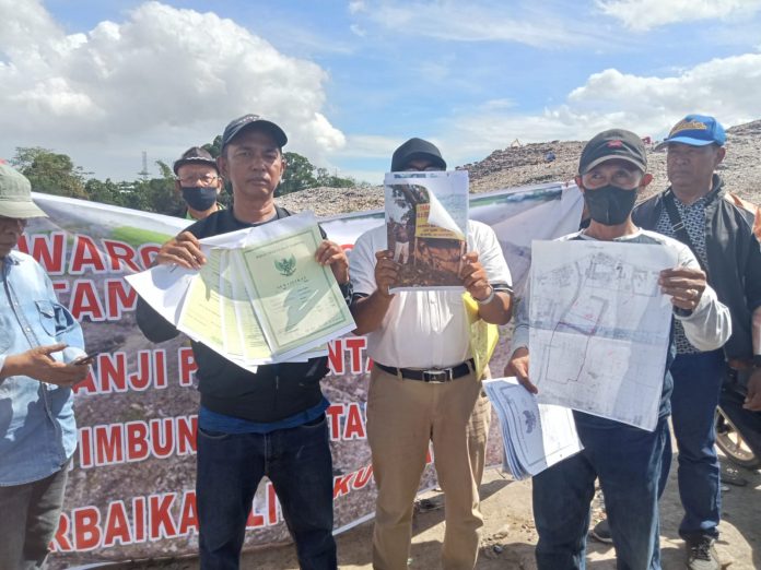 FOTO: Warga pemilik lahan tertimbun sampah TPA Tamangapa meminta untuk Tanah miliknya dibayar Pemkot Makassar. Kamis (6/7/2023)