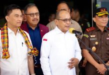 Komisi 3 DPR Kunjungi Kejaksaan Tinggi, Pertanyakan Penanganan Sejumlah Kasus Besar di Sulsel FOTO: Ketua Tim Komisi III DPR RI, Supriansyah S.H., M.H. dan Kepala Kejaksaan Tinggi Sulsel, Leonard Eben Ezer Simanjuntak SH., MH. saat memberikan keterangan persnya usai pertemuan di Kantor Kejaksaan Tinggi Sulawesi Selatan, di Jalan Urip Sumoharjo Km. 4 Kota Makassar. Kamis (06/07/2023)