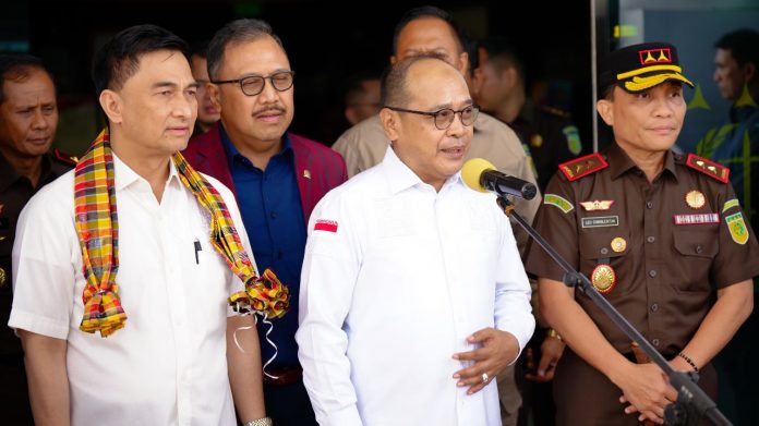 FOTO: Ketua Tim Komisi III DPR RI, Supriansyah S.H., M.H. dan Kepala Kejaksaan Tinggi Sulsel, Leonard Eben Ezer Simanjuntak SH., MH. saat memberikan keterangan persnya usai pertemuan di Kantor Kejaksaan Tinggi Sulawesi Selatan, di Jalan Urip Sumoharjo Km. 4 Kota Makassar. Kamis (06/07/2023)