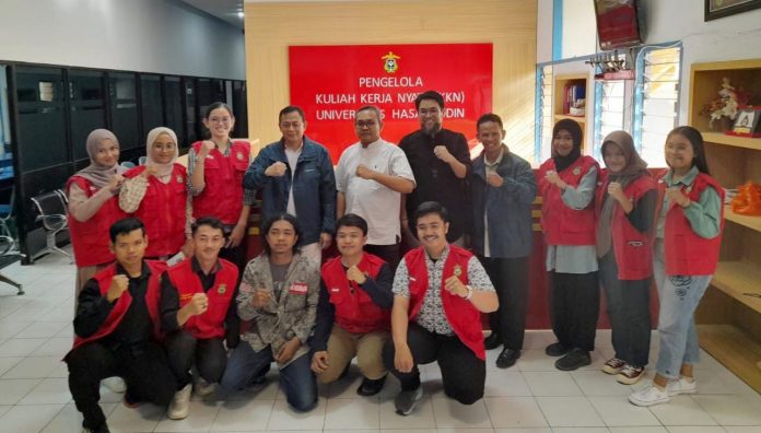 FOTO: Dr. Hasrullah, M.A. memberikan pembekalan khusus kepada 12 peserta KKN Kebangsaan Unhas XI di Kantor P2KKN Universitas Hasanuddin. Kamis (7/7/2023)