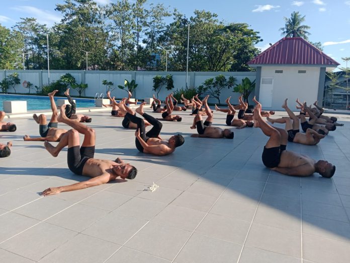 FOTO: Prajurit Petarung Batalyon Marinir Pertahanan Pangkalan (Yonmarhanlan) VI Makassar melaksanakan Latihan Renang di Kolam Renang Tirto Sagoro 05 Lantamal VI Makassar. Jumat (07/07/2023).