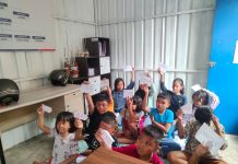 Putus Sekolah, Pengelola Jalan Tol Makassar Dirikan Perpustakaan Lorong dan Kebun Sayur di Panampu FOTO: Anak putusan sekolah saat sedang belajar membaca disalah satu perpustakaan Lorong di Kelurahan Panampu, RW. 03, Kecamatan Tallo, Makassar.