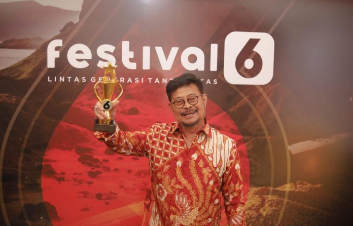 FOTO: Menteri Pertanian Syahrul Yasin Limpo (Mentan SYL) dianugerahi penghargaan Lintas Generasi Award Festival6 Liputan6.com