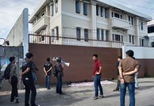 BAMAK Tuntut Keberadaan PT KT & G yang Dinilai Melanggar Aturan FOTO: Barisan Mahasiswa Anti Korupsi (Bamak) saat melakukan demonstrasi di depan Kantor Balai Kota Makassar. Mereka menuntut letak keberadaan PT KT&G AMO Makassar.
