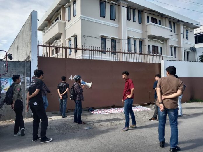 FOTO: Barisan Mahasiswa Anti Korupsi (Bamak) saat melakukan demonstrasi di depan Kantor Balai Kota Makassar. Mereka menuntut letak keberadaan PT KT&G AMO Makassar.