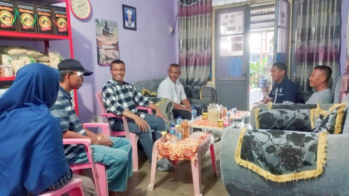 FOTO: Komandan Yonmarhanlan Vl Mayor Marinir Yusman Efendi, M.Tr.Opsla menjenguk prajuritnya guna memberikan dukungan moril pasca menjalani perawatan di RS Jala Ammari Lantamal VI di kediamannya di Komplek TNI AL Dewa Kang Blok C1. Nomor 145 Kota Makassar. Minggu (09/07/2023)