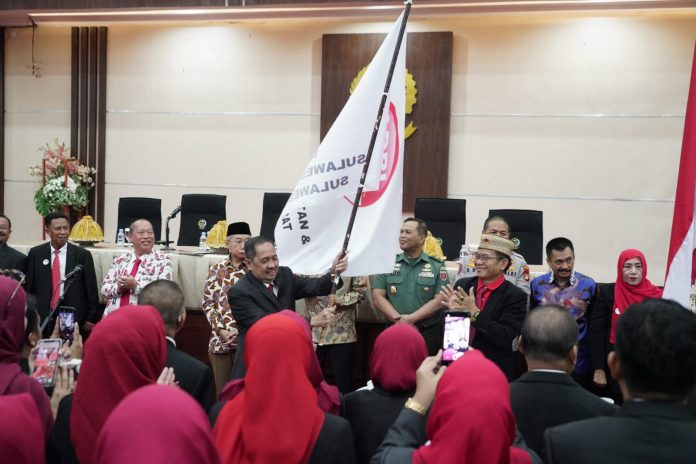 FOTO: Ketua Umum Dewan Pengurus Pusat (DPP) Perkumpulan Ahli dan Dosen Republik Indonesia(ADRI), Profesor Dr. H. Ahmad Fathoni Rodli, MPd saat melantik Pengurus Dewan Pimpinan Daerah (DPD) Perkumpulan Ahli dan Dosen Republik Indonesia (ADRI) Sulselbar periode 2023-2028 di ruang pola Kantor Gubernur Sulsel, Jalan Urip Sumoharjo, Makassar. Minggu, (9/7/2023).