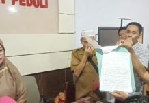 Temuan 44 KK Palsukan Data, Hanya Kebagian 13 Kursi, Warga BTP Bakal Gelar Unras di SMAN 21 Makassar FOTO: Andi Rahmat Saleh saat diterima Kepala Sekolah di ruang aula SMAN 21 Makassar. Senin (10/7/2023)