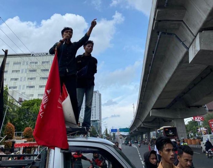 FOTO: Gerakan Mahasiswa Bersatu saat menggelar aksi di Kejaksaan Tinggi Sulawesi Selatan.