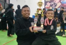 Atlet Pencak Silat Junior Yonmarhanlan VI Makassar Raih Juara Pertama Butta Salewangang Cup FOTO: Bimatara Aditya Putra Doni, atlet Pencak Silat Junior Batalyon Marinir Pertahanan Pangkalan (Yonmarhanlan) VI berhasil meraih juara pertama pada Kejuaraan Pencak Silat "Butta Salewangang Cup" memperebutkan piala Bupati Maros yang digelar di Aula Kantor Camat Mandai, Kabupaten Maros, Sulawesi Selatan. Minggu (09/07/2023).