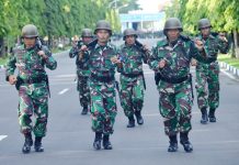 Bina Kemampuan Dan Kekuatan Prajurit, Yonmarhanlan VI Laksanakan Cross Country FOTO: Prajurit, Batalyon Marinir Pertahanan Pangkalan (Yonmarhanlan) VI Makassar yang dipimpin langsung Komandan Yonmarhanlan VI Mayor Marinir Yusman Efendi, M.Tr. Opsla melaksanakan latihan Cross Country dalam rangka Latihan LPD TW. III TA. 2023 di sekitaran Mako Lantamal VI Jalan Yos Soedarso No. 308, Ujung Tanah, Kota Makassar. Senin (10/07/23)