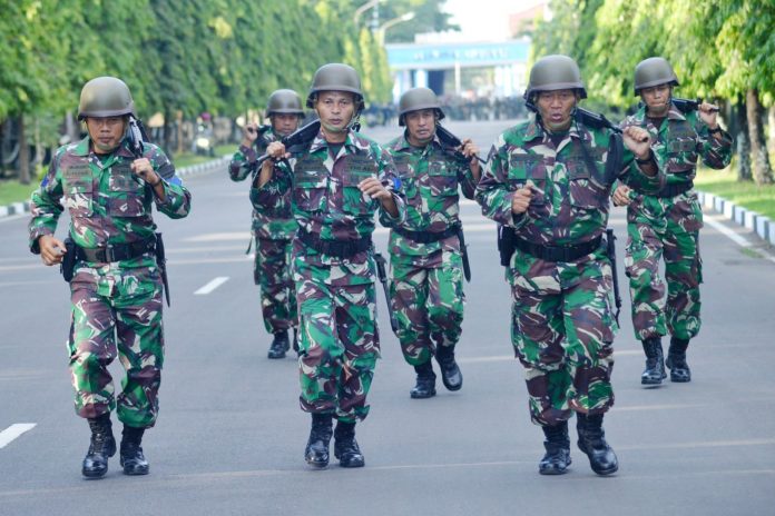 FOTO: Prajurit, Batalyon Marinir Pertahanan Pangkalan (Yonmarhanlan) VI Makassar yang dipimpin langsung Komandan Yonmarhanlan VI Mayor Marinir Yusman Efendi, M.Tr. Opsla melaksanakan latihan Cross Country dalam rangka Latihan LPD TW. III TA. 2023 di sekitaran Mako Lantamal VI Jalan Yos Soedarso No. 308, Ujung Tanah, Kota Makassar. Senin (10/07/23)