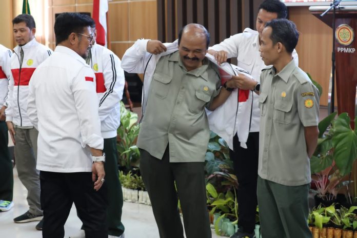 FOTO: Menteri Pertanian, Syahrul Yasin Limpo (Mentan SYL) melepas peserta Pekan Olah Raga Nasional (Pornas) XVI Korpri Kementerian Pertanian di Balai Besar Pelatihan Manajemen Kepemimpinan Pertanian (BBPMKP) Ciawi, Bogor (10/7/2023)