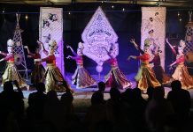 Konjhangan Situbondo Tampilkan Acara Seni Budaya Nusantara FOTO: KONJHANGAN Kabupaten Situbondo, menggelar pentas seni dan budaya yang berlangsung di pelataran Cafe Suntree, Dusun Pareyaan Utara, Desa Sumberkolak, Kecamatan Panarukan, Kabupaten Situbondo, Jawa Timur. Sabtu, (08/07/2023) kemarin malam.