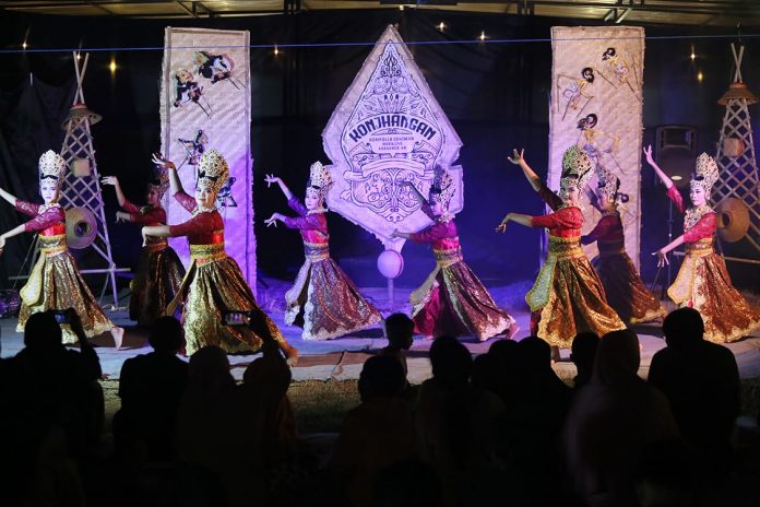 FOTO: KONJHANGAN Kabupaten Situbondo, menggelar pentas seni dan budaya yang berlangsung di pelataran Cafe Suntree, Dusun Pareyaan Utara, Desa Sumberkolak, Kecamatan Panarukan, Kabupaten Situbondo, Jawa Timur. Sabtu, (08/07/2023) kemarin malam.