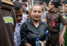 Lina Mukherjee Akhirnya Dijebloskan ke Lapas Wanita Palembang FOTO: Lina Mukherjee saat di eksekusi di Lembaga Pemasyarakatan (Lapas) wanita Palembang, Sumatera Selatan, selama 20 hari per hari ini, Senin (10/7/2023).