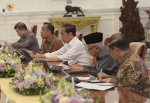 Presiden Pimpin Ratas Peningkatan Produksi dan Hilirisasi Produk Pangan FOTO: Presiden Jokowi, Wapres Ma’ruf Amin, dan Seskab Pramono Anung berbincang sebelum Ratas Peningkatan Produksi dan Hilirisasi Produk Pangan, di Istana Merdeka, Jakarta, Senin (10/07/2023) pagi. (Foto: Humas Setkab/Rahmat)