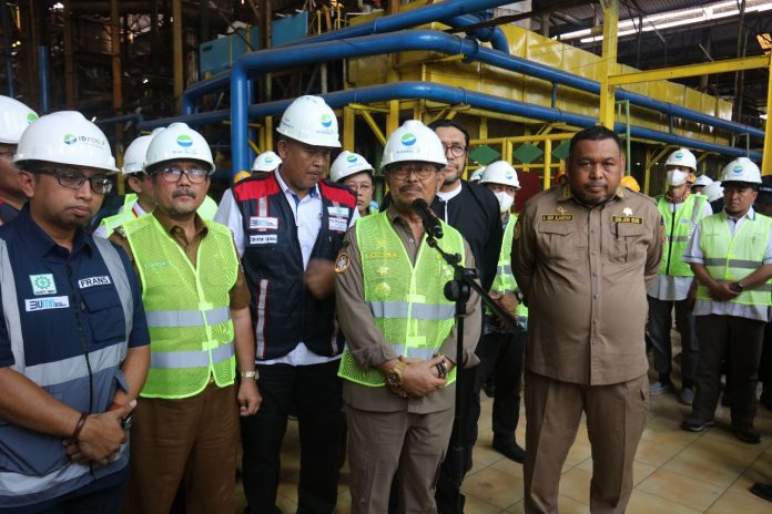 FOTO: Menteri Pertanian Syahrul Yasin Limpo (Mentan SYL) menggelar panen dan tanam tebu untuk gula konsumsi di Desa Sidamulya, Kecamatan Astanajapura, Kabupaten Cirebon, Jawa Barat. Selasa, 11 Juli 2023.