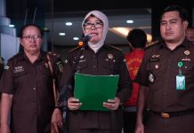 Mengendap Selama Tiga Hari, Tim Tabur Kejati Sulsel Tangkap Pak Desa di Pabrik Es Pangkep FOTO: Plt Asisten Intel Kejati Sulsel Nur Asia, SH.MH dan Tim Tabur Kejaksaan Tinggi Sulsel dan Kejari Pinrang saat menggelar keterangan pers. Senin (11/7/2022)