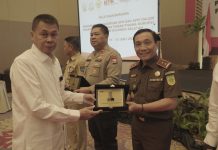 Dihadiri Pimpinan KPK, Kejati Sulsel Sampaikan Hal Penting ke APH dan APIP FOTO: Kiri Pimpinan Komisi Pemberantasan Korupsi RI Nawawi Pomolango, S.H., M.H., dan Kepala Kejaksaaan Tinggi Sulsel Leonard Eben Ezer Simanjuntak.