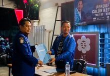 Muhammad Zulkifli Resmi Mengambil Formulir Pencalonan Ketua Karang Taruna Kota Makassar FOTO: Kiri Muhammad Zulkifli, ST., MM saat mengambil formulir pendaftaran pencalonan sebagai ketua karang taruna kota Makassar. Selasa malam (11/7/2023)