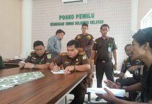 Agar Dugaan Korupsi Berjamaah Terbukti, Kasipekum Kejati Sulsel Ajak Warga Makassar Kawal Persidangan PDAM Makassar FOTO: Koordinator bidang intelejen dan Kasi Penerangan Hukum (Kasipekum) Kejaksaan Tinggi Sulawesi Selatan menerima Aliansi Makassar Menggugat diruang aspirasi Kejati Sulsel, di Jalan Urip Sumoharjo Km.4 Makassar. Rabu (12/7/2023).