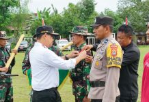 TMMD 117 Bulukumba Buka Akses Jalan Lemo-Lemo Tembus Bara FOTO: Wakil Bupati Bulukumba, Andi Edy Manaf buka TNI Manunggal Masuk Desa (TMMD) yang ke 117 tahun 2023 di Kelurahan Tanah Lemo Kecamatan Bontobahari. Rabu, 12 Juli 2023.